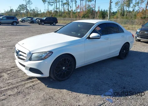 2016 Mercedes-Benz C 300 z USA, uszkodzony, nr VIN 55SWF4JB0GU099638